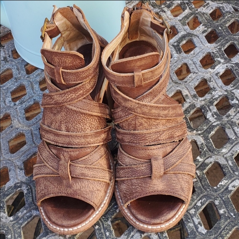 Freebird claw sandals